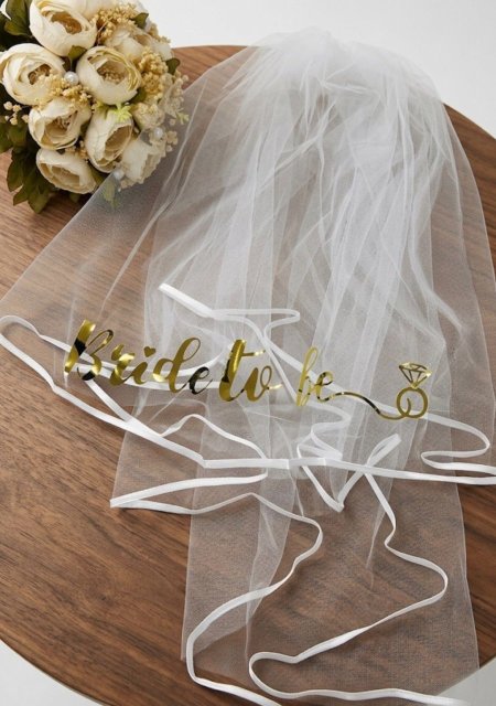 طرحة مع bride to be