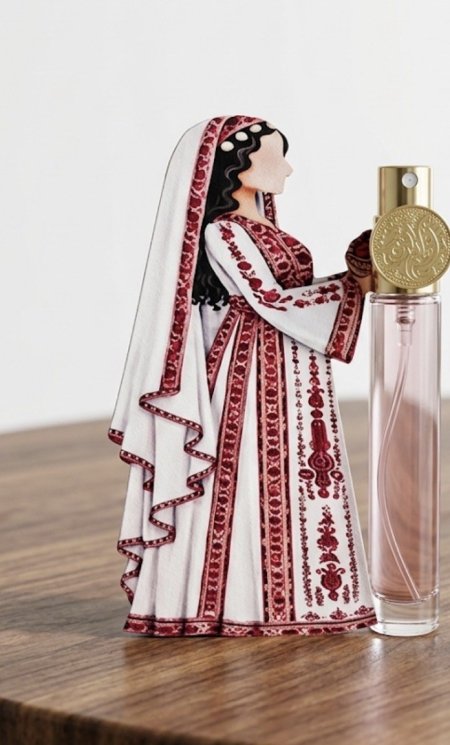 عطر مع ليرة تمسكه عروس حناء
