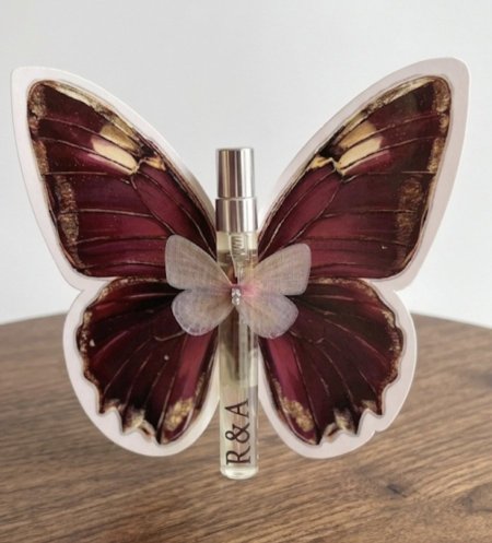 فراشة معطرة مع كتابة الاسماء على العطر