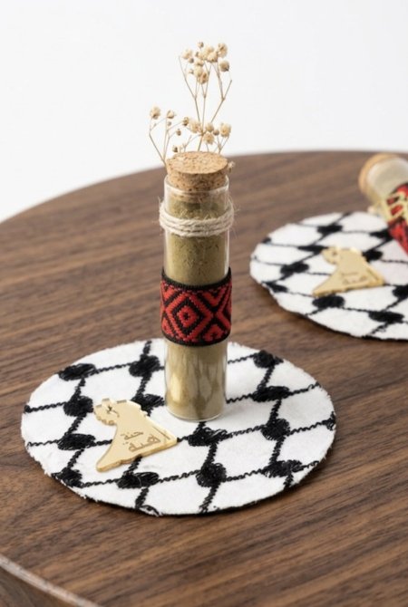 علبة  حناء مع قاعدة كوفية