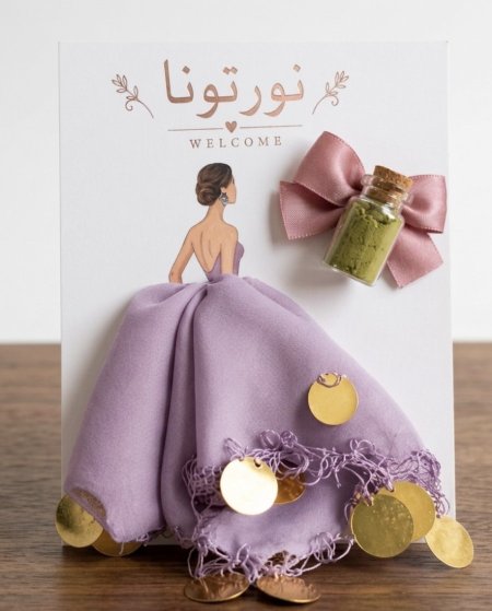 بطاقة مع حناء مع فستان