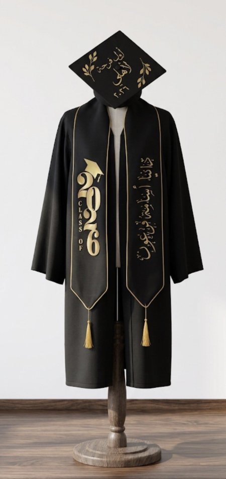 روب تخرج مع قبعة وشاح