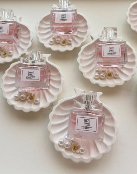 علبة عطر بصدفة مع حبات الولو