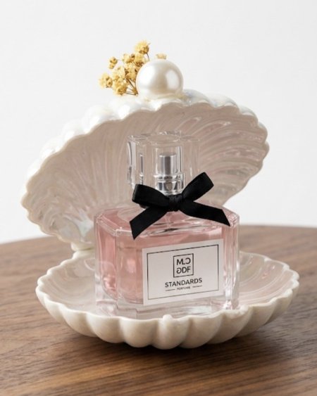 صدفة مع عطر مزينة