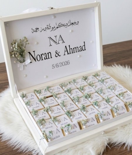 بوكس شوكلاتة مزين مع ورد مجفف