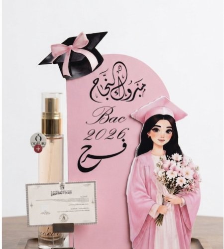 بطاقة بتصميم تخرج مع عطر