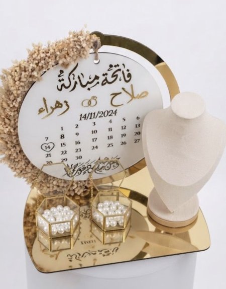 ستاند ذبل وذهب مزين مع خلفية